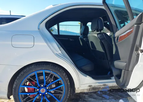 2009 Mercedes-Benz C 300 z USA, uszkodzony, nr VIN WDDGF81X09R073665